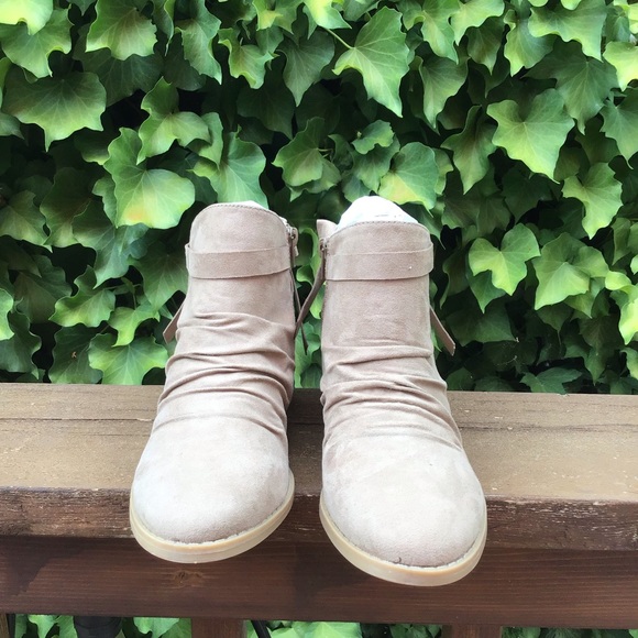 New Sugar Riggle Back Bow Bootie - Picture 6 of 6